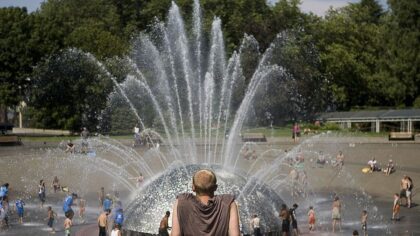 Hot weather continues in western WA, but why is this considered 'extreme heat?'